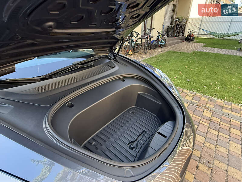 Седан Tesla Model 3 2022 в Буче