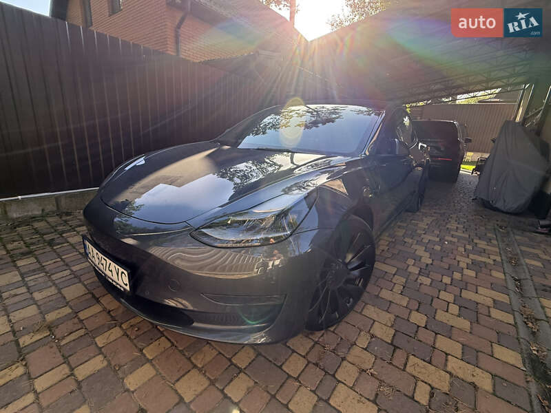 Седан Tesla Model 3 2022 в Буче