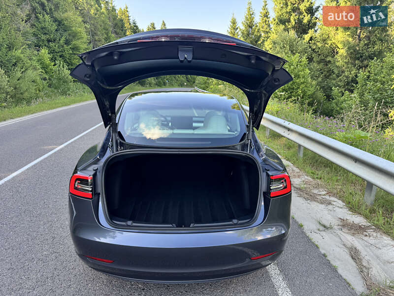 Седан Tesla Model 3 2023 в Львове