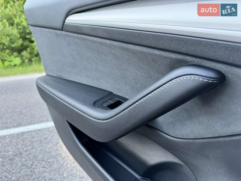 Седан Tesla Model 3 2023 в Львове