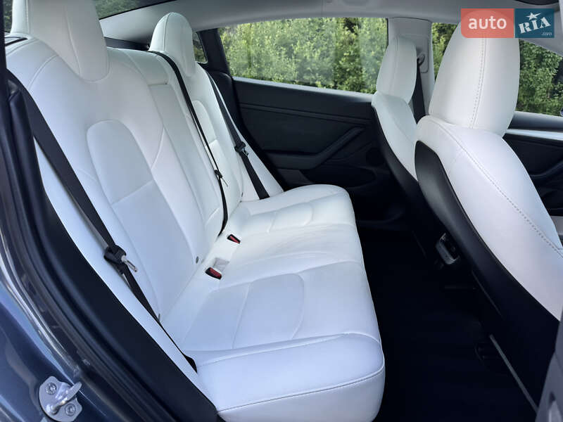 Седан Tesla Model 3 2023 в Львове
