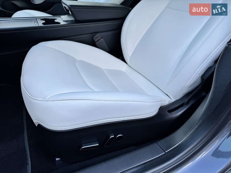 Седан Tesla Model 3 2023 в Львове