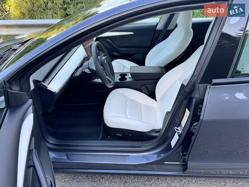 Седан Tesla Model 3 2023 в Львове