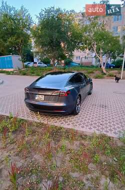 Седан Tesla Model 3 2023 в 
