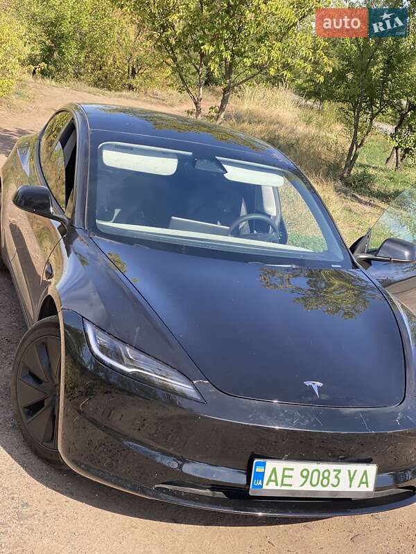 Седан Tesla Model 3 2024 в Кривому Розі