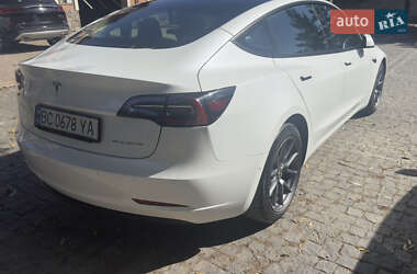 Седан Tesla Model 3 2022 в 