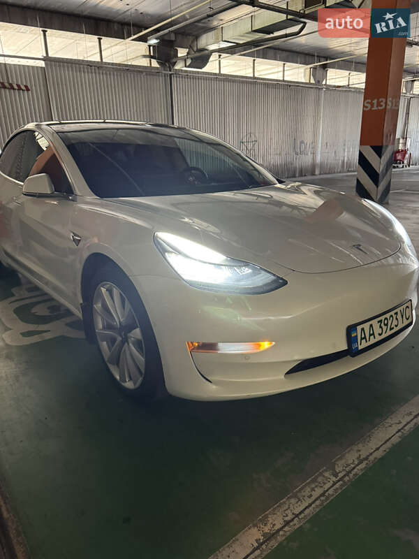 Седан Tesla Model 3 2019 в Киеве