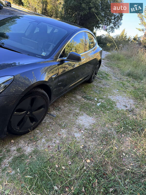 Седан Tesla Model 3 2020 в Черновцах