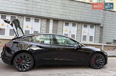 Седан Tesla Model 3 2022 в 