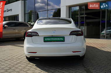 Седан Tesla Model 3 2022 в 