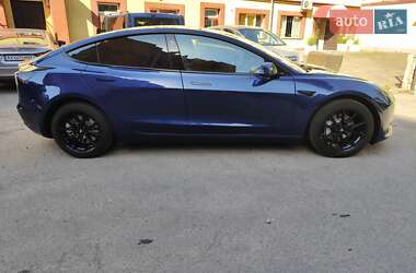 Седан Tesla Model 3 2022 в 