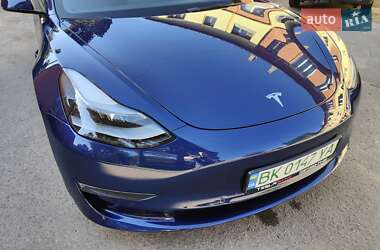 Седан Tesla Model 3 2022 в 