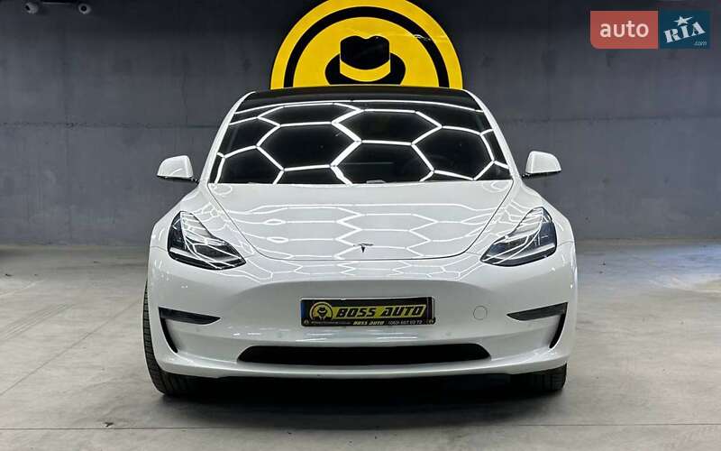 Седан Tesla Model 3 2019 в Чернівцях