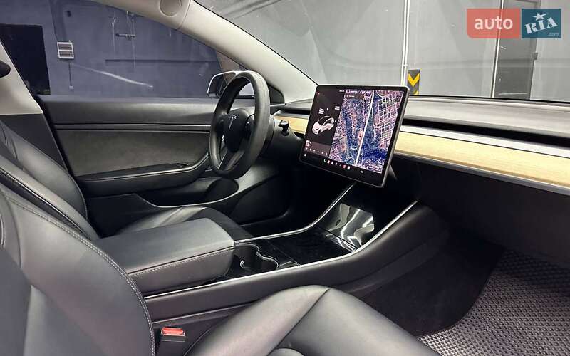 Седан Tesla Model 3 2019 в Чернівцях