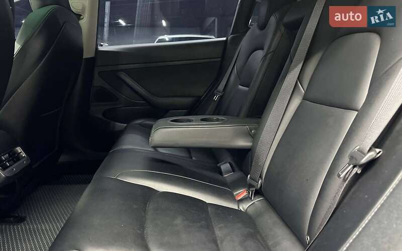 Седан Tesla Model 3 2019 в Чернівцях