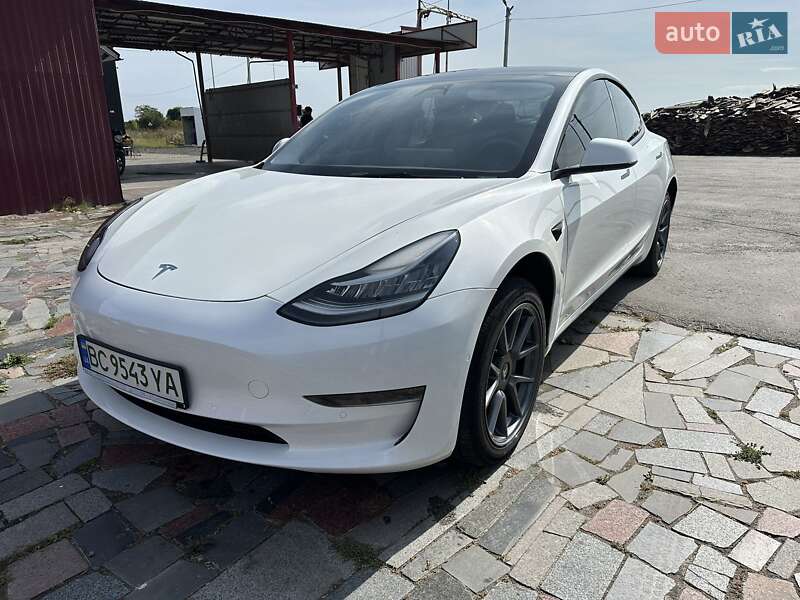 Седан Tesla Model 3 2022 в Буську