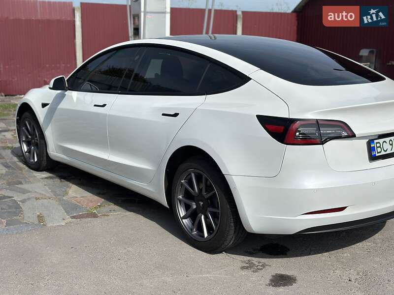 Седан Tesla Model 3 2022 в Буську