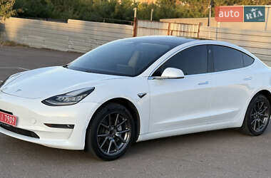 Седан Tesla Model 3 2020 в Ровно