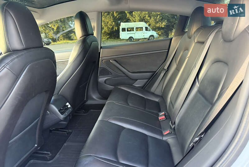 Седан Tesla Model 3 2020 в Рівному