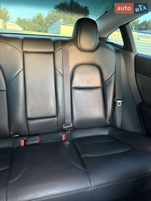 Седан Tesla Model 3 2020 в Рівному