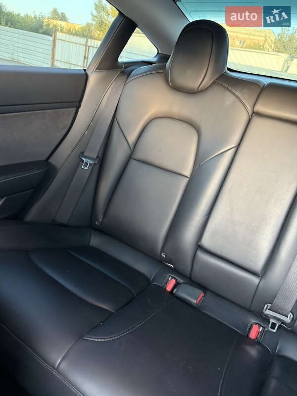 Седан Tesla Model 3 2020 в Рівному