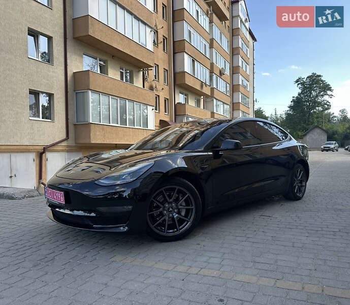 Седан Tesla Model 3 2021 в 