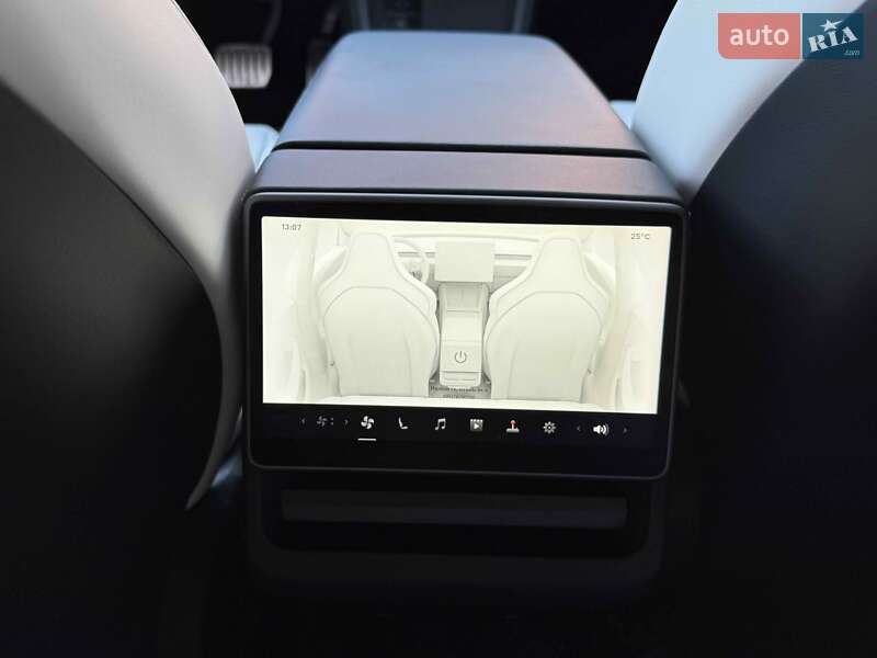 Седан Tesla Model 3 2024 в Львове