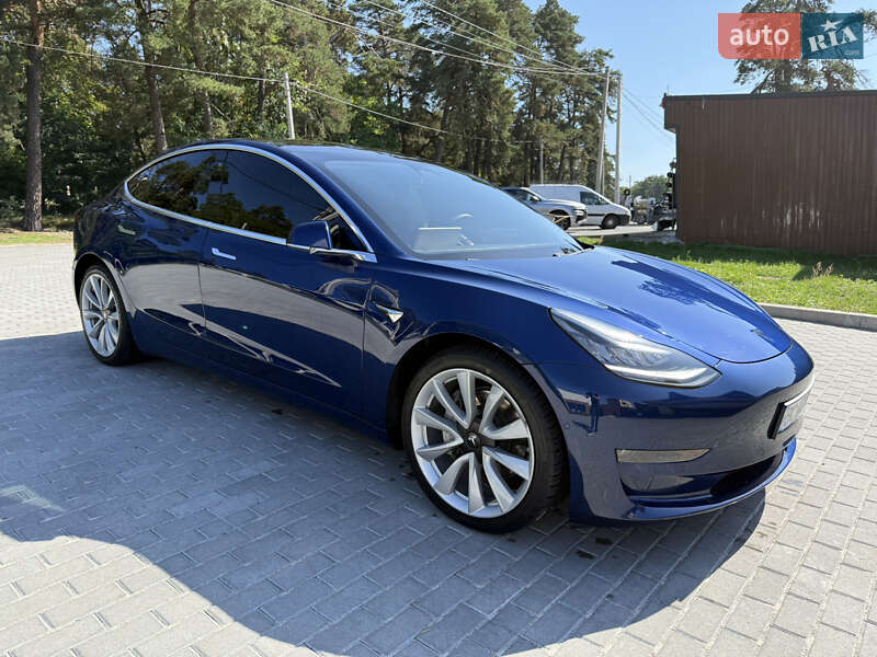 Седан Tesla Model 3 2019 в Львові