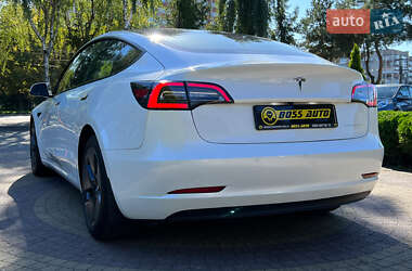 Седан Tesla Model 3 2022 в 