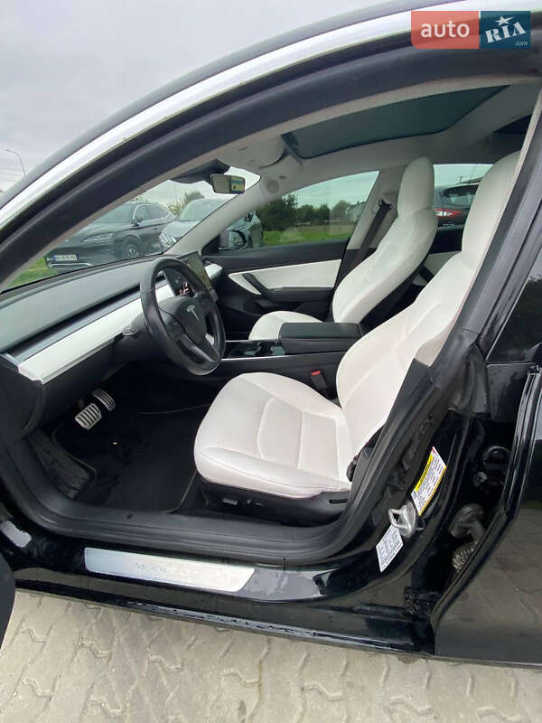 Седан Tesla Model 3 2019 в Львові