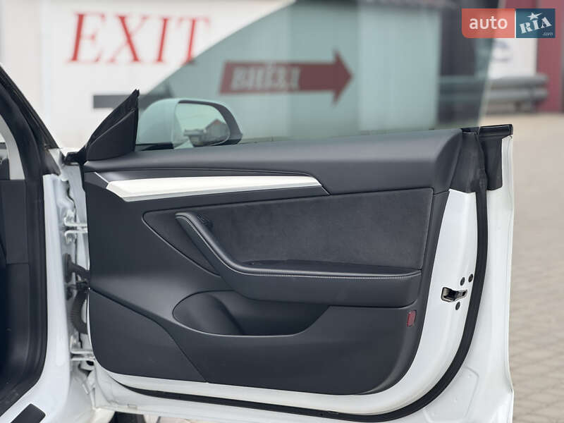 Седан Tesla Model 3 2021 в Львові