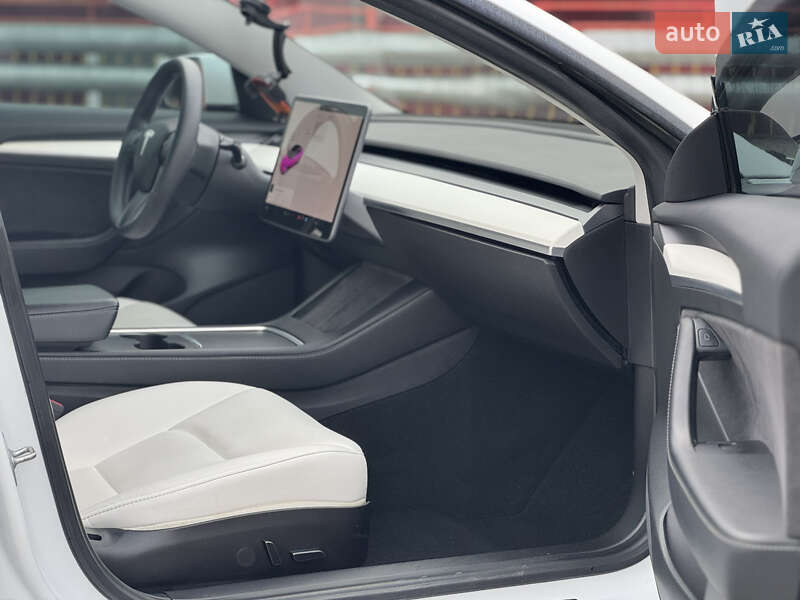 Седан Tesla Model 3 2021 в Львові