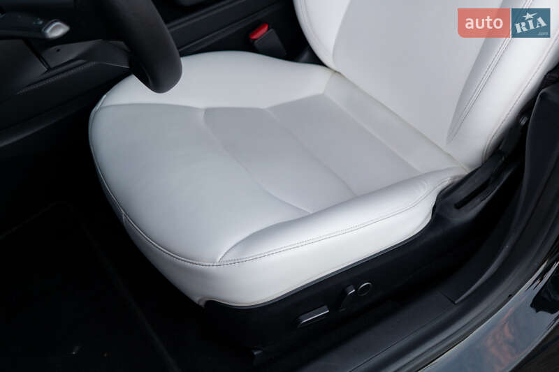 Седан Tesla Model 3 2020 в Киеве