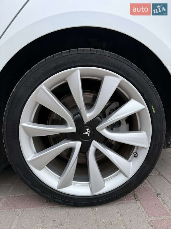 Седан Tesla Model 3 2020 в Радехові