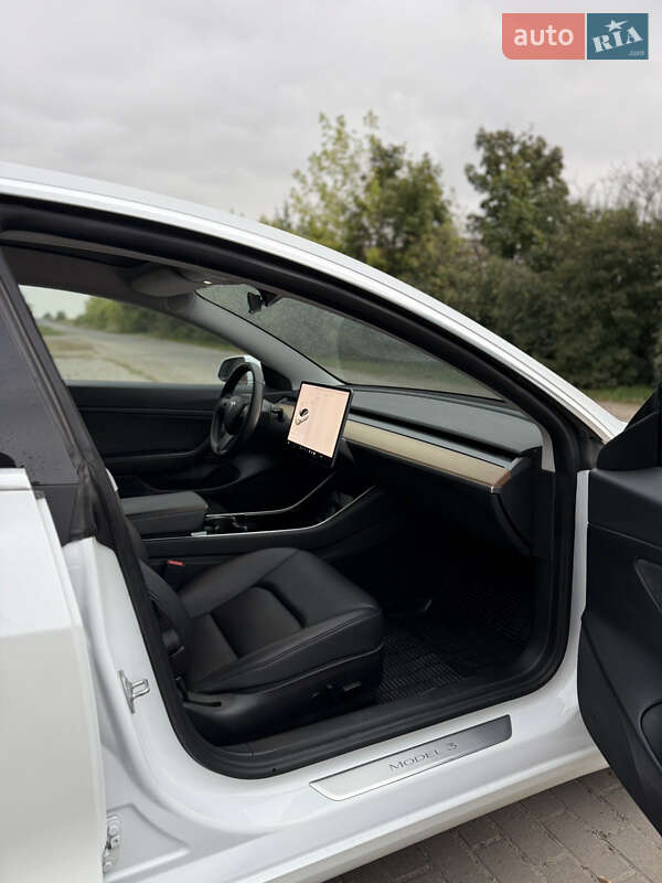 Седан Tesla Model 3 2020 в Радехові