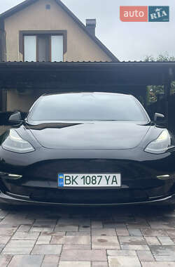 Седан Tesla Model 3 2022 в 