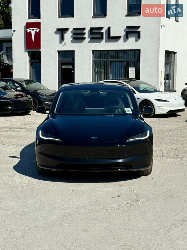 Седан Tesla Model 3 2024 в 