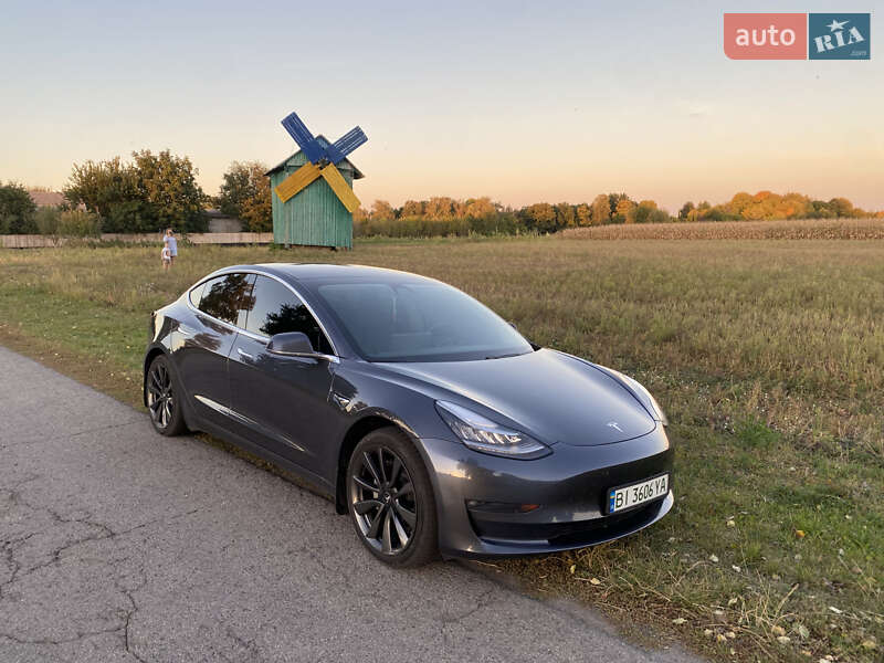 Седан Tesla Model 3 2019 в Прилуках