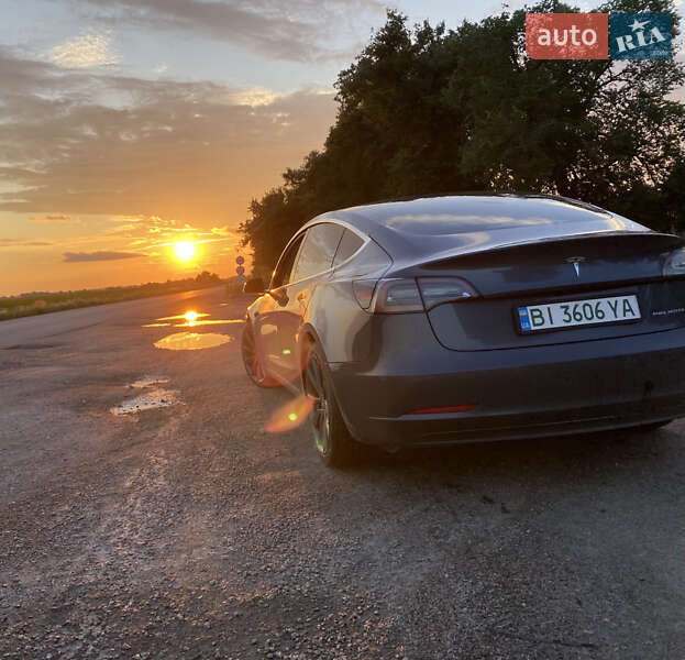 Седан Tesla Model 3 2019 в Прилуках