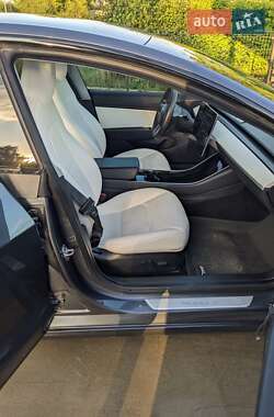 Седан Tesla Model 3 2019 в 