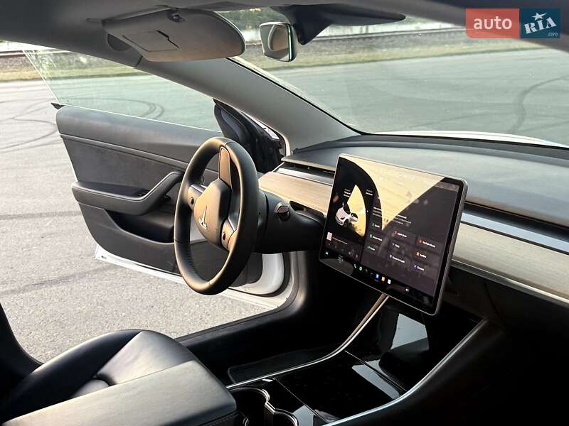 Седан Tesla Model 3 2019 в Измаиле