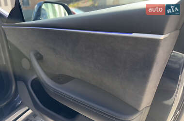 Седан Tesla Model 3 2023 в 
