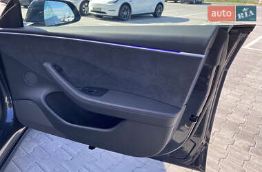 Седан Tesla Model 3 2024 в 