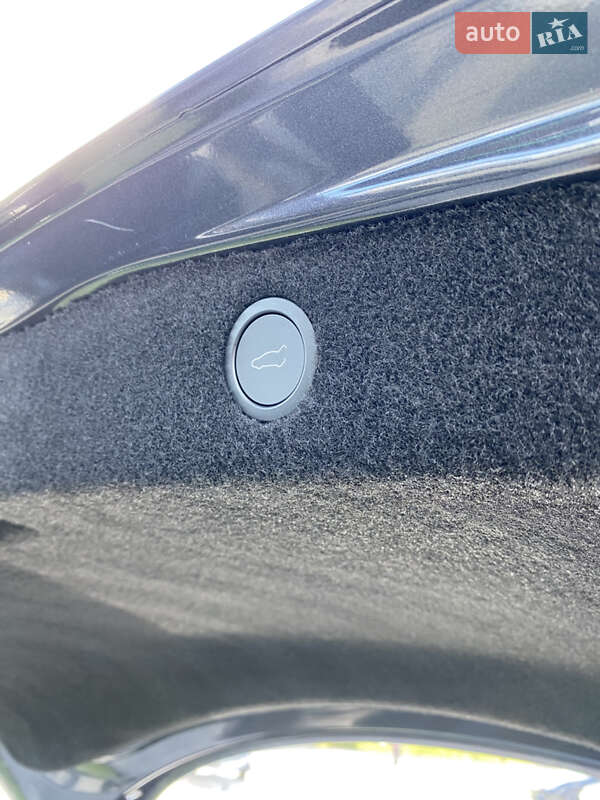 Седан Tesla Model 3 2024 в Киеве