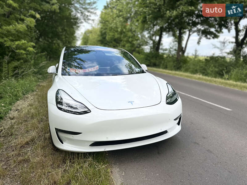 Седан Tesla Model 3 2020 в Львові
