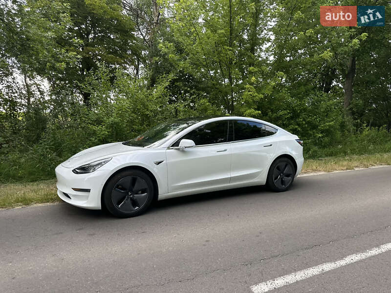 Седан Tesla Model 3 2020 в Львові