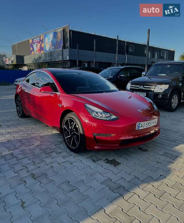 Седан Tesla Model 3 2018 в Ужгороді