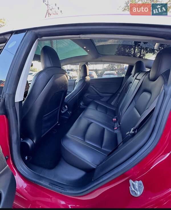 Седан Tesla Model 3 2018 в Ужгороді