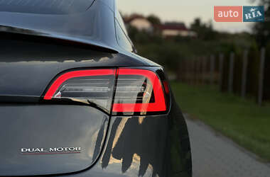 Седан Tesla Model 3 2020 в 
