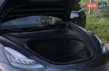 Седан Tesla Model 3 2020 в 